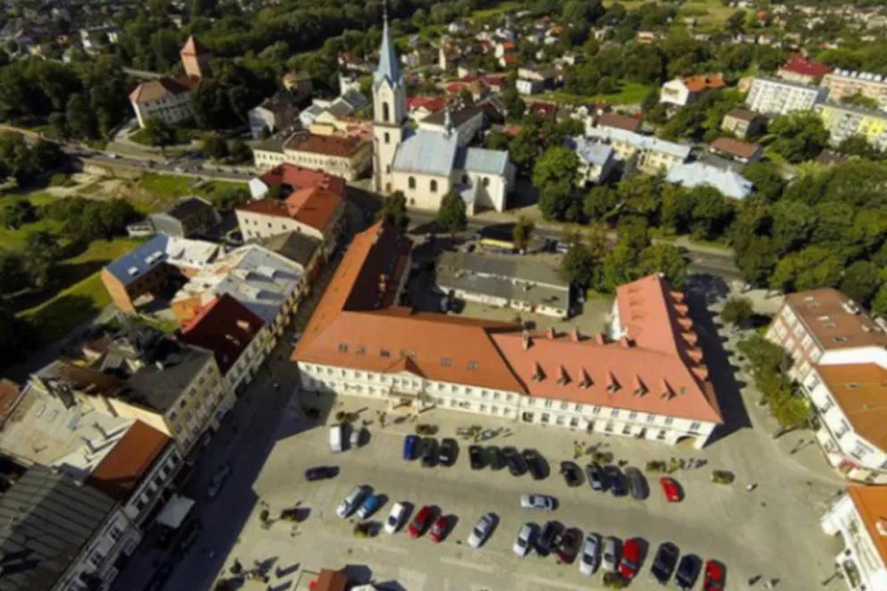 Zabytkowa kapliczka po 150 latach zmieniła lokalizację
